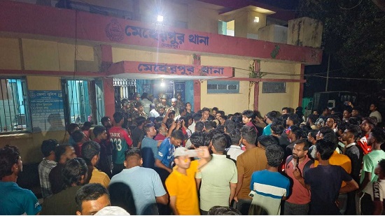 ৯ বছরের শিশু ধ’র্ষ’ণের ঘটনায় থানা ঘেরাও