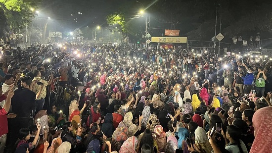 মধ্যরাতে উত্তাল ঢাবি, বিক্ষোভ মিছিলে ছাত্রীরা!