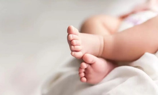 ৪ মাসের শিশুসন্তানকে বিক্রি করে গহনা ও মোবাইল কিনলেন মা